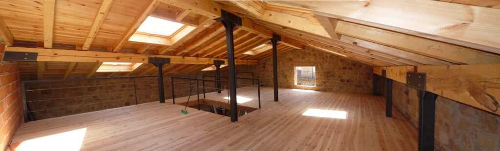 vigas de madera en cubierta interior