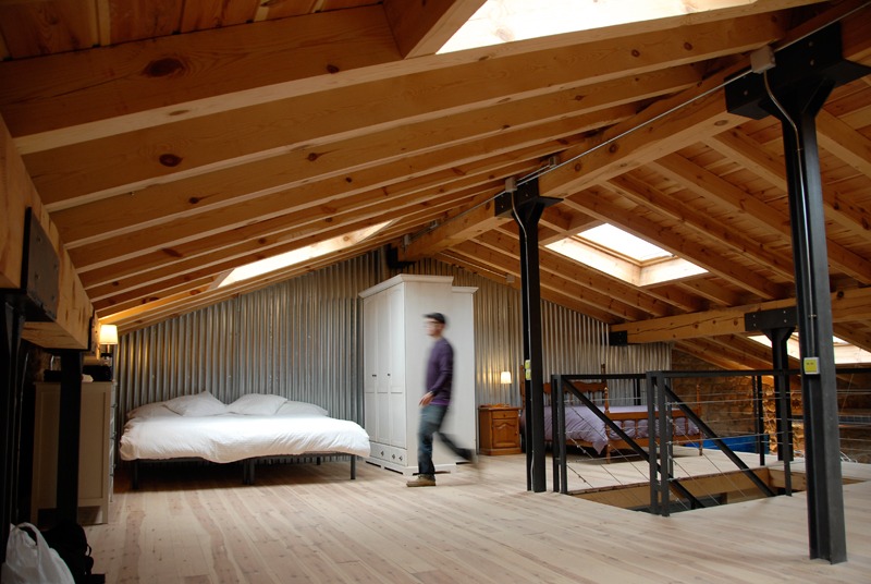 habitación con techo de madera