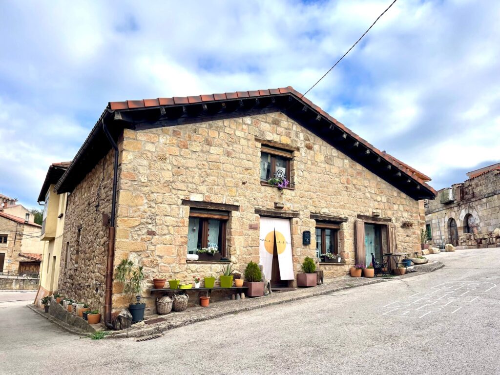 casa de piedra con tejado a dos aguas