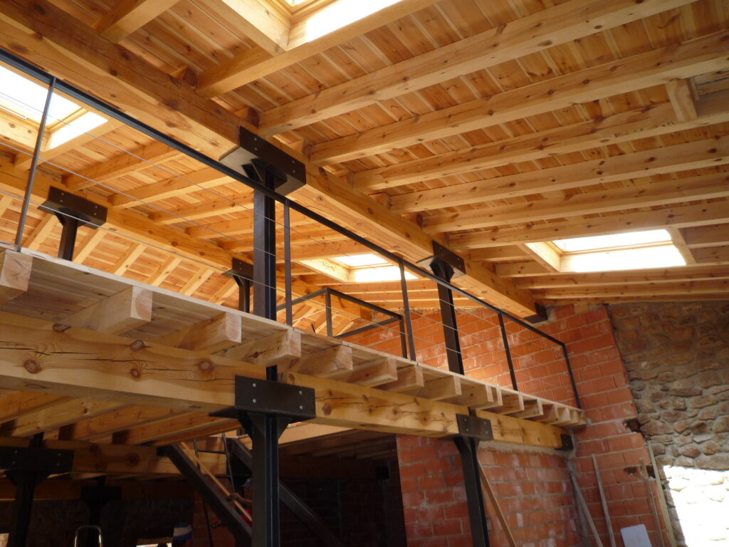 vigas de madera en cubierta interior