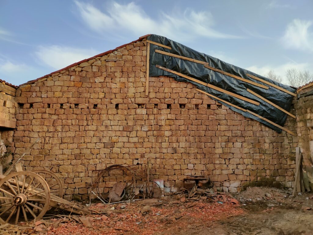 almacén piedra y madera