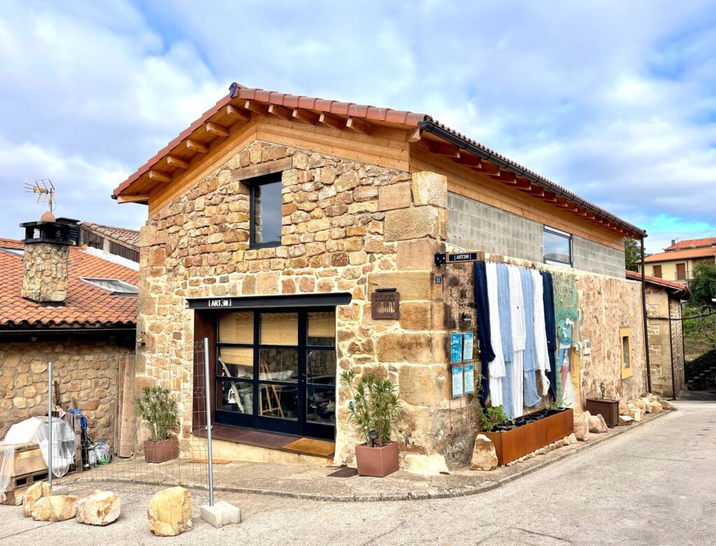 BEATRIZ RAIZ PIEDRA MADERA REHABITAR TRADICIÓN TALLER MUSICA MANELGIL OMITSU_07