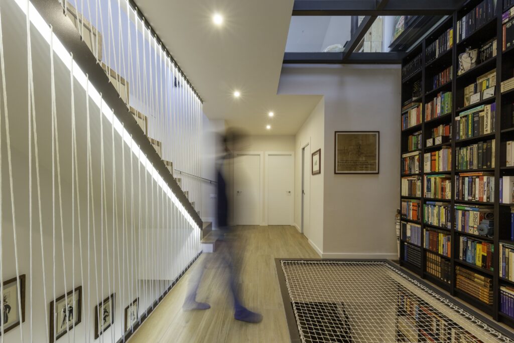 IRENE TARRASA FAMILIA LUZ INTERIOR REHABITAR MINIMO 01